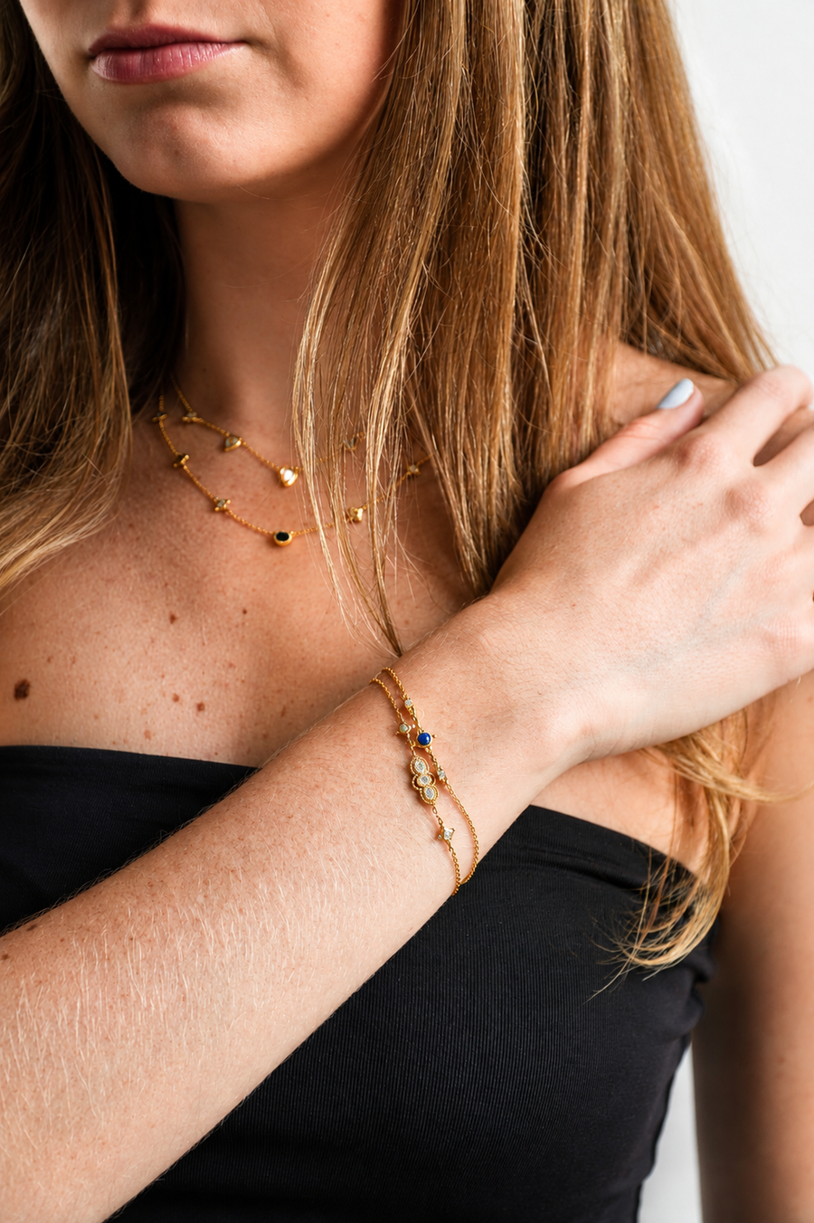 Joyería en modelo